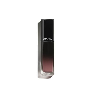 LA BARRA DE LABIOS LÍQUIDA BRILLANTE DE LARGA DURACIÓN